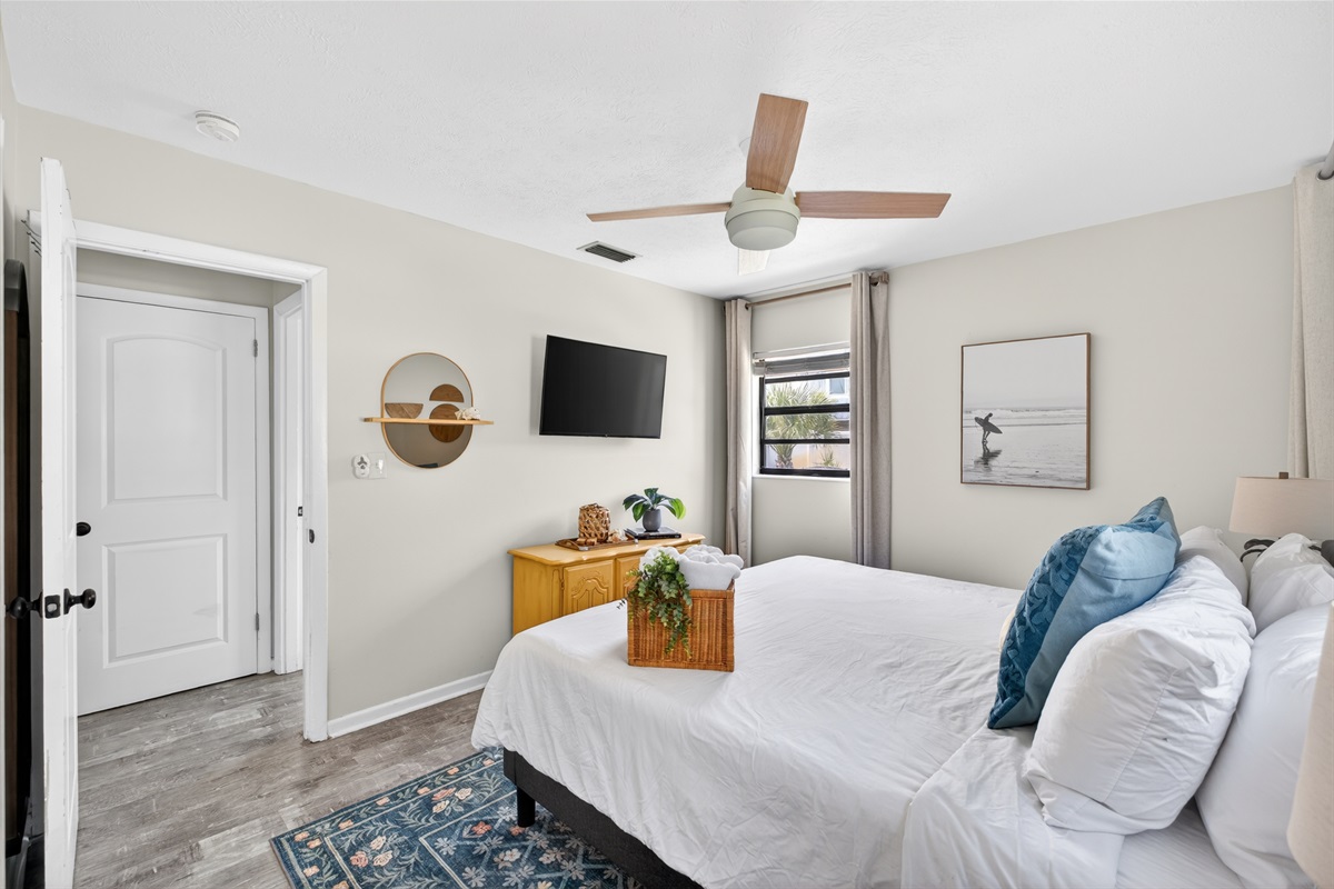 Lunar (Primary) Bedroom: KING, memory foam bed.