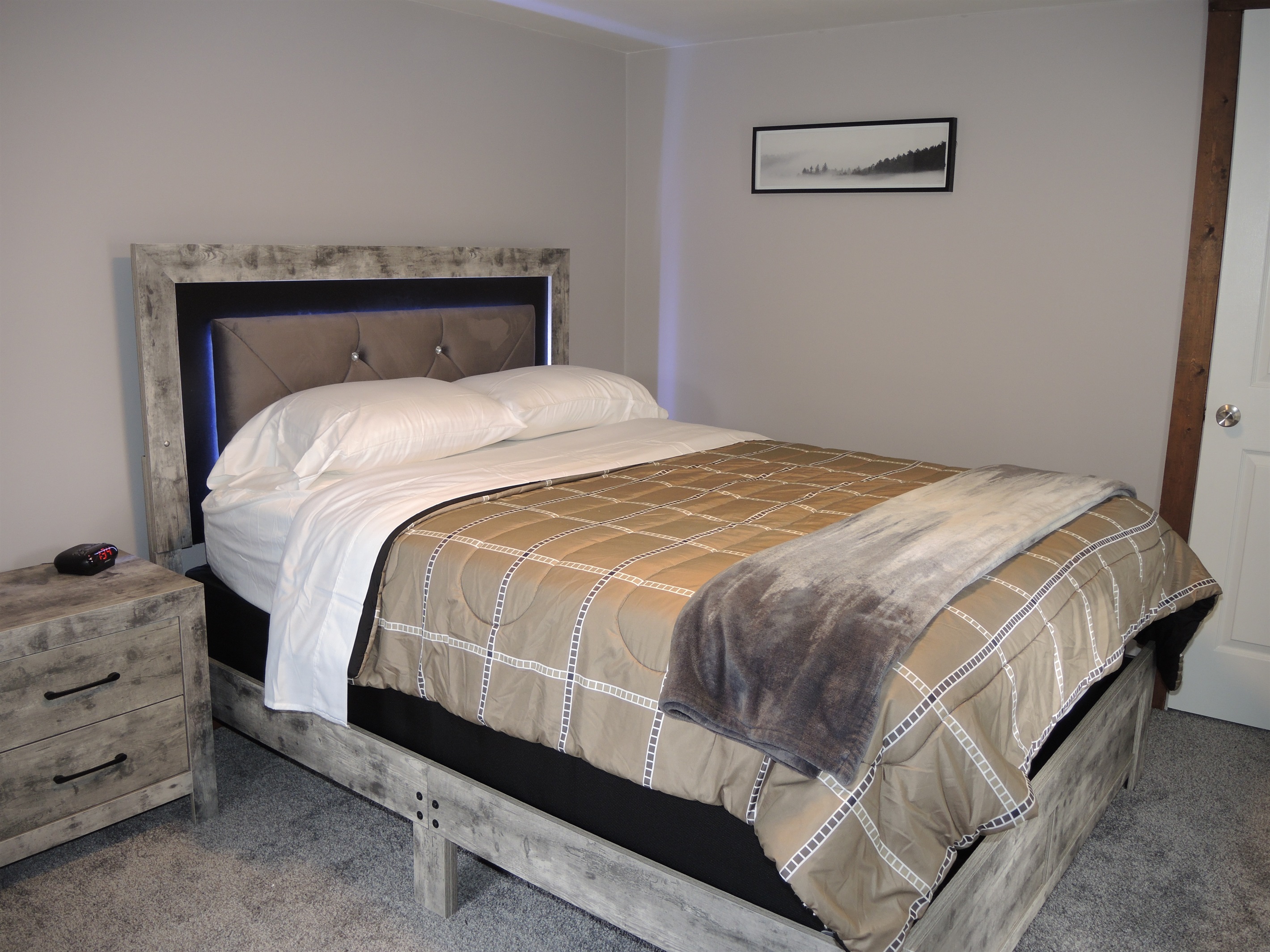 2nd Floor queen bedroom