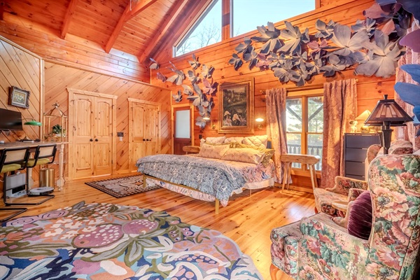 The Butterfly room is the largest of our rooms and has a walk in closet, en suite bathroom with garden tub, sitting area, fire place and dedicated work station. 