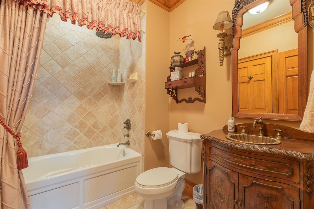 Unwind with a relaxing soak in the jetted tub after hiking, boating, or spending the day exploring nearby Lake Santeetlah and the mountains.