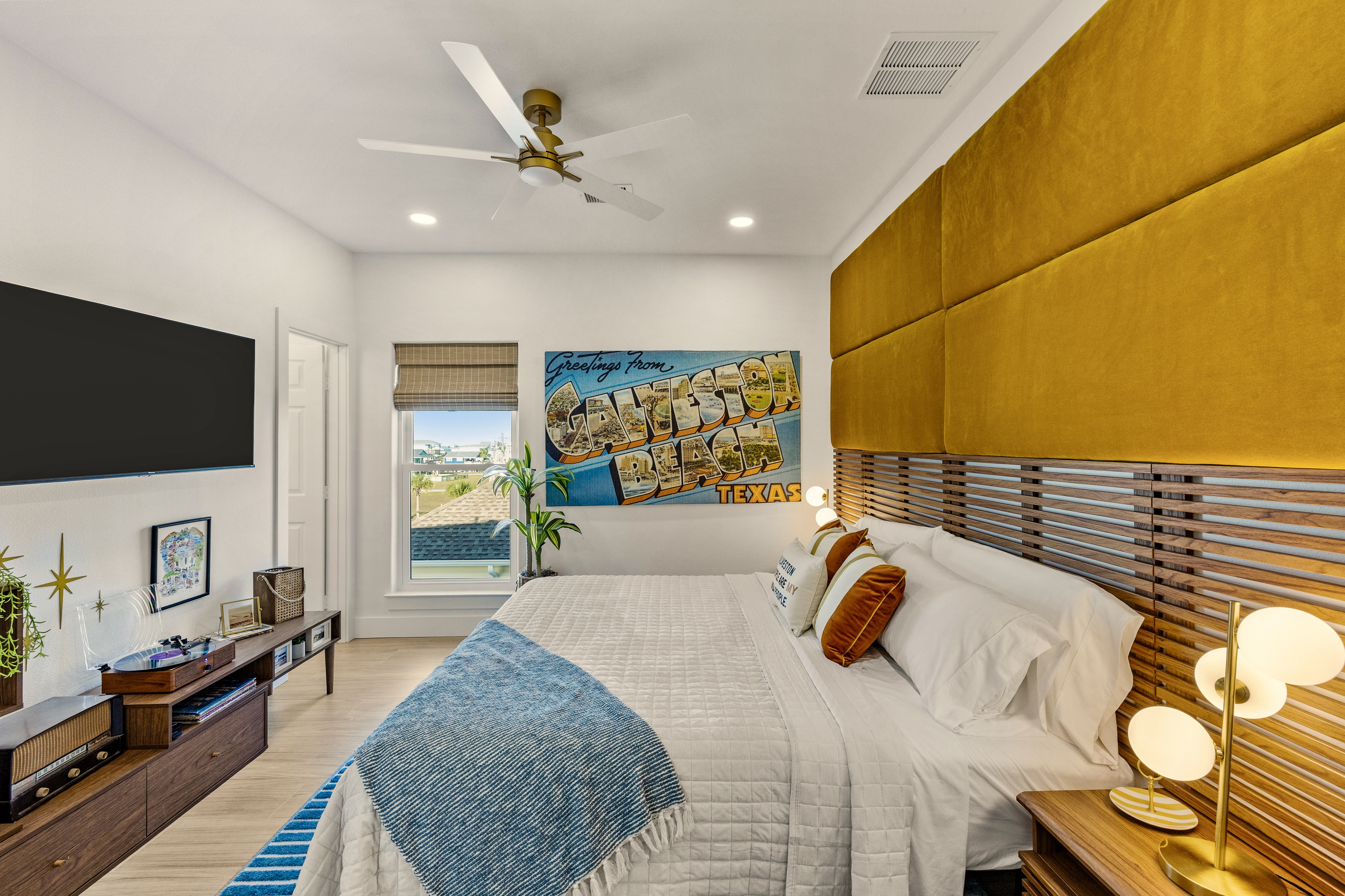 Vintage Galveston themed Primary Suite. Soak up the sounds of yesteryear in this soothing space, including a king bed that is adjustable (head and feet can be raised/lowered), 50" TV, record player, ensuite bathroom.