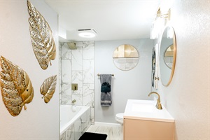 Revitalize and Unwind 🌼🚿 – Indulge in a refreshing escape in our fully equipped bathroom, stocked with essentials for a rejuvenating experience post-adventures. 🌟🛁