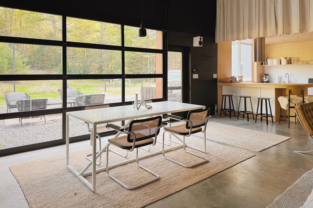 Dining table by Bludot