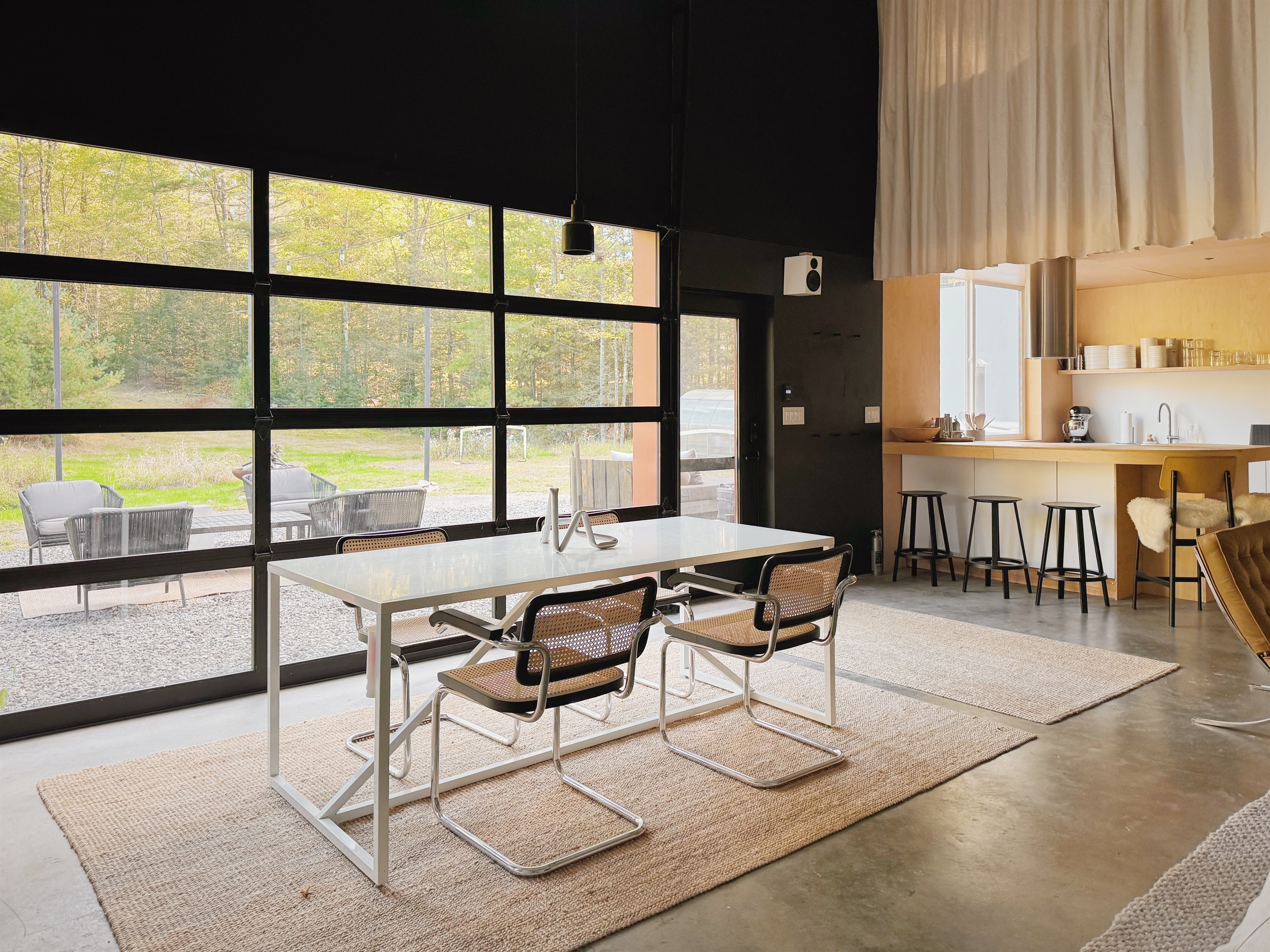 Dining table by Bludot