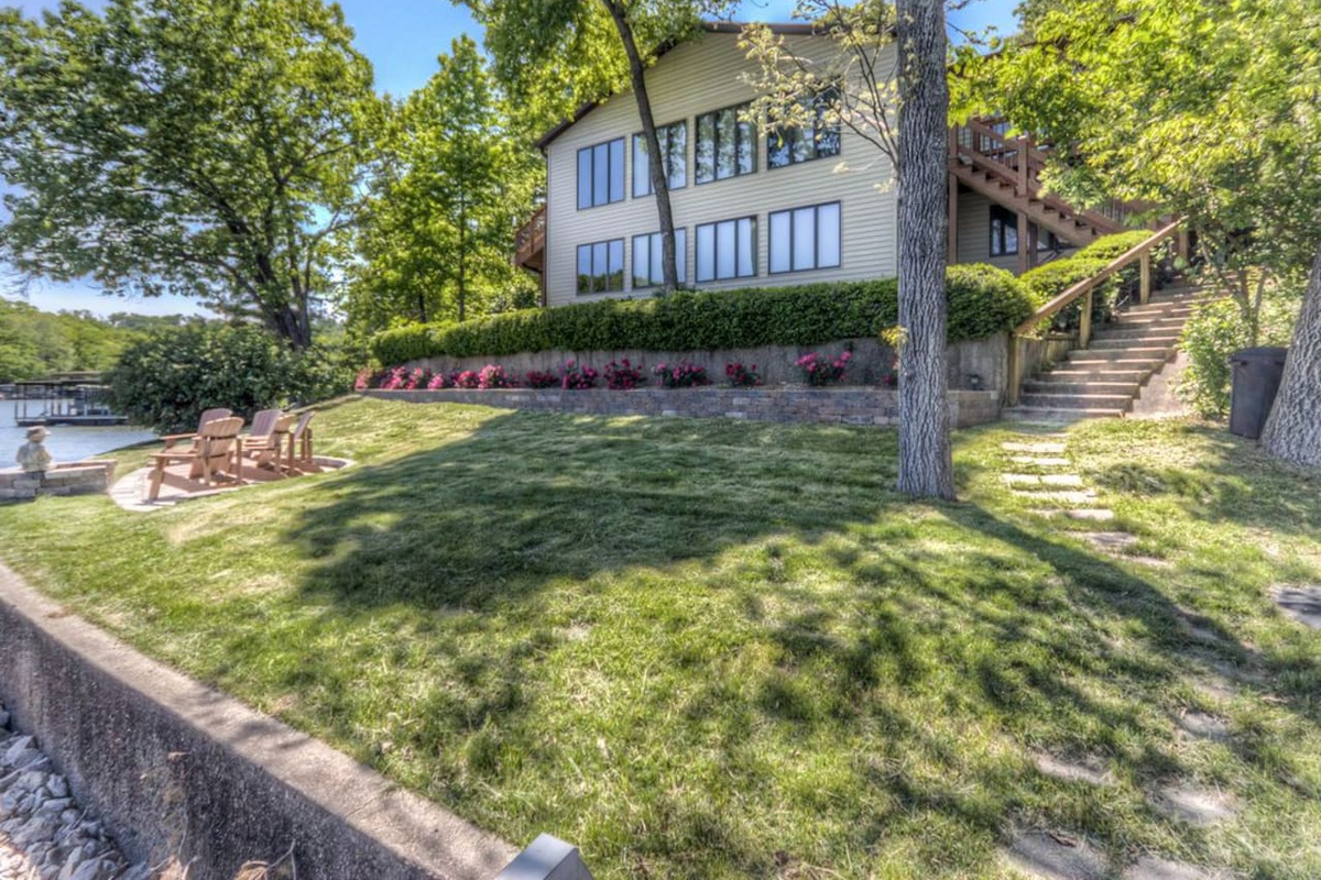 Park like setting, lakeside fire pit, > 300 Feet Shorline