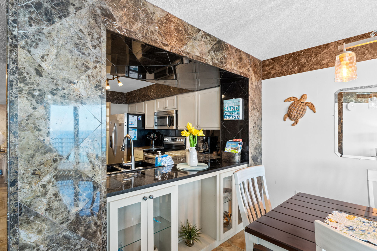 Open area to kitchen