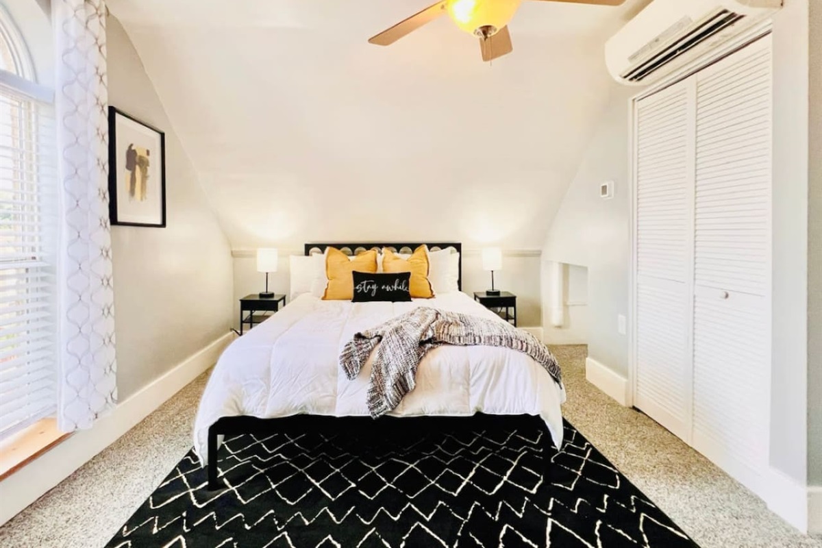 Spacious and modern single bedroom, designed for comfort and a relaxing stay.