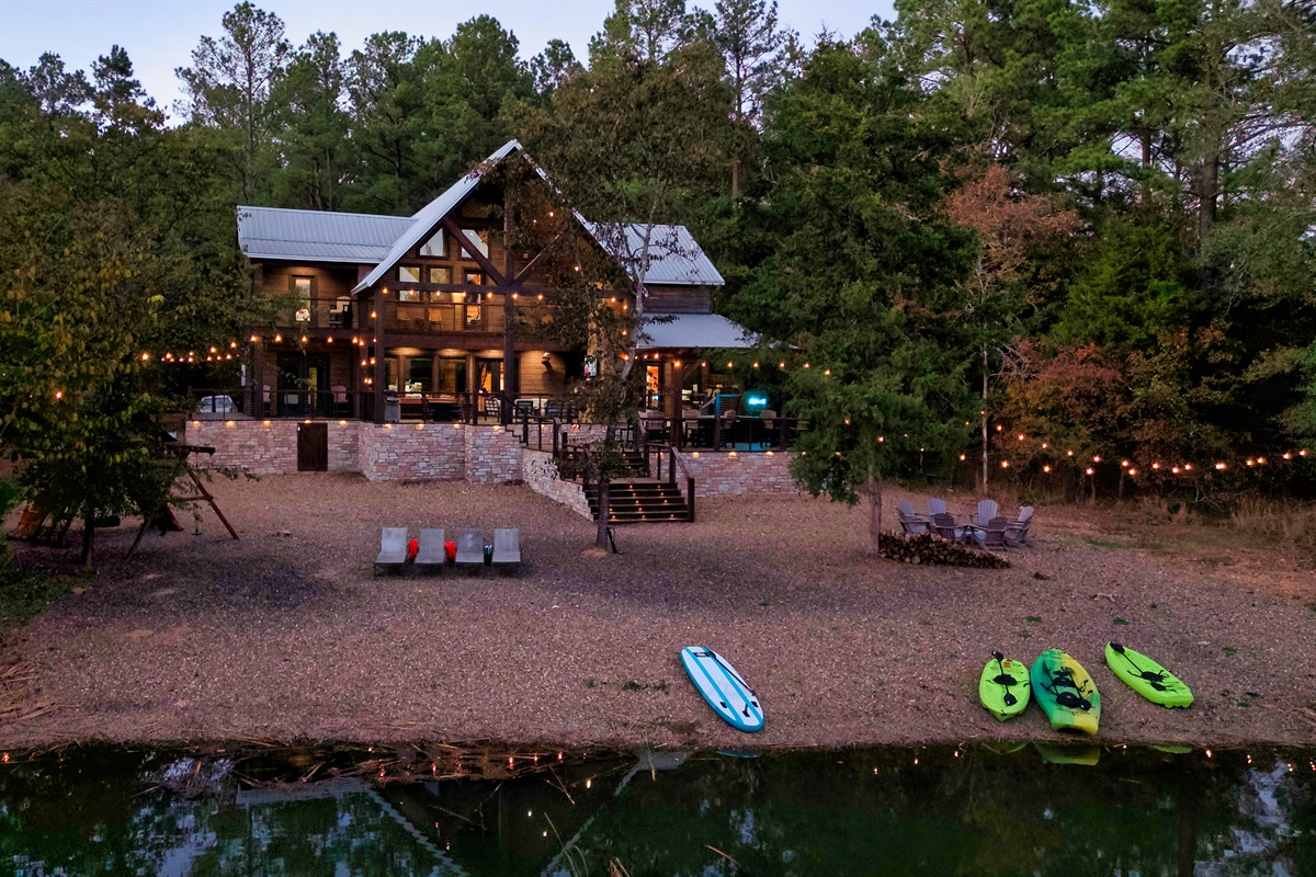 Expansive decks, peaceful pond views, and endless sunsets—your Hochatown getaway starts here