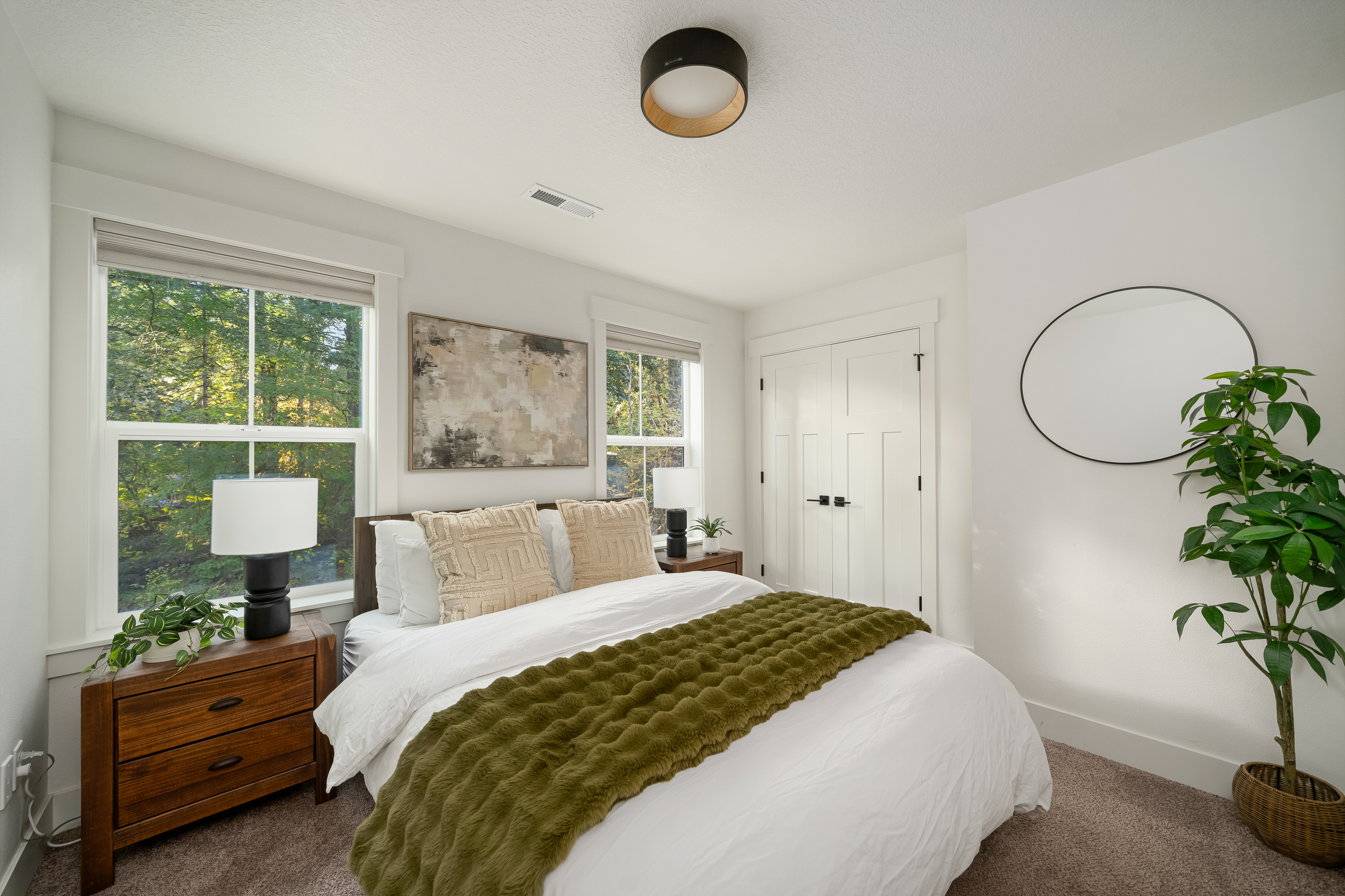 Sink into the queen bed after a day on the mountain — soft linens, softer light.