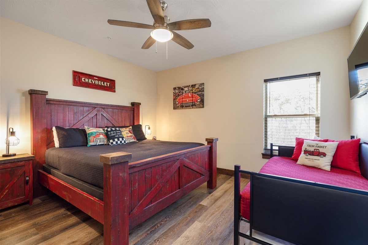 Upper level king bedroom #2 w/ daybed and ensuite bath