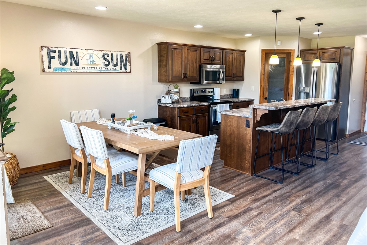 Dining area to kitchen
