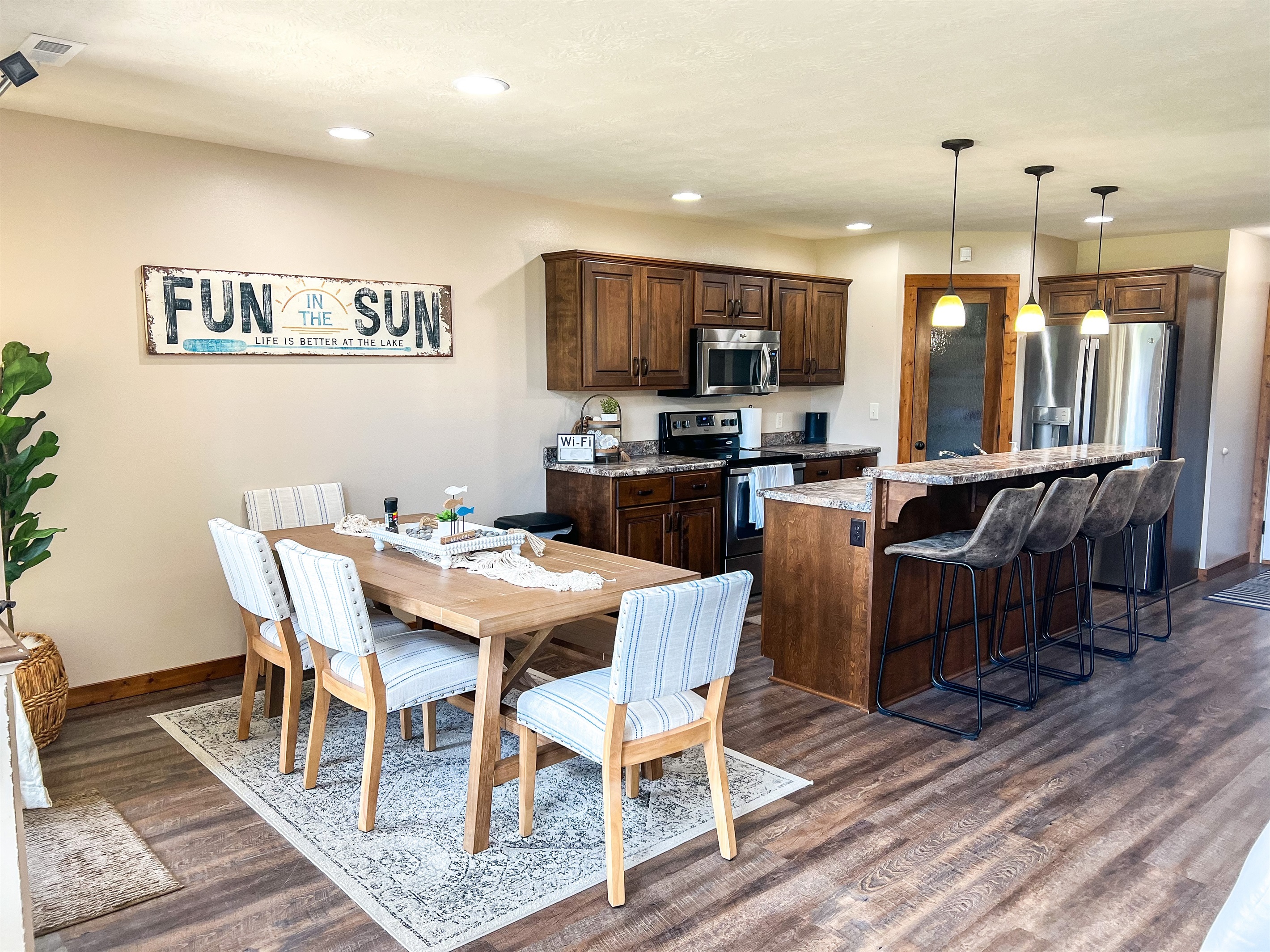 Dining area to kitchen