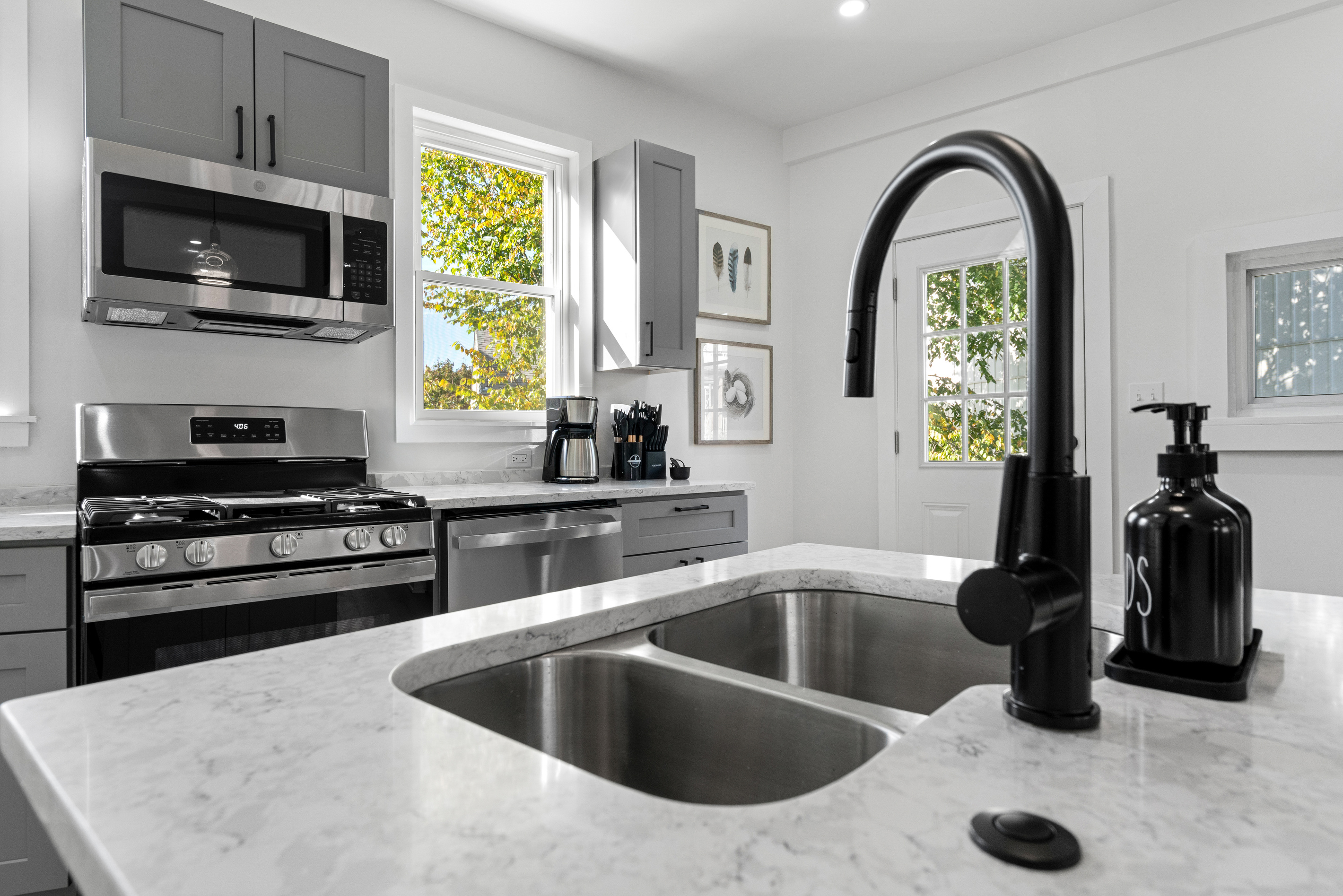 Equipped kitchen with dishwasher, washer, dryer, refrigerator, microwave, drip coffee machine, utensils
