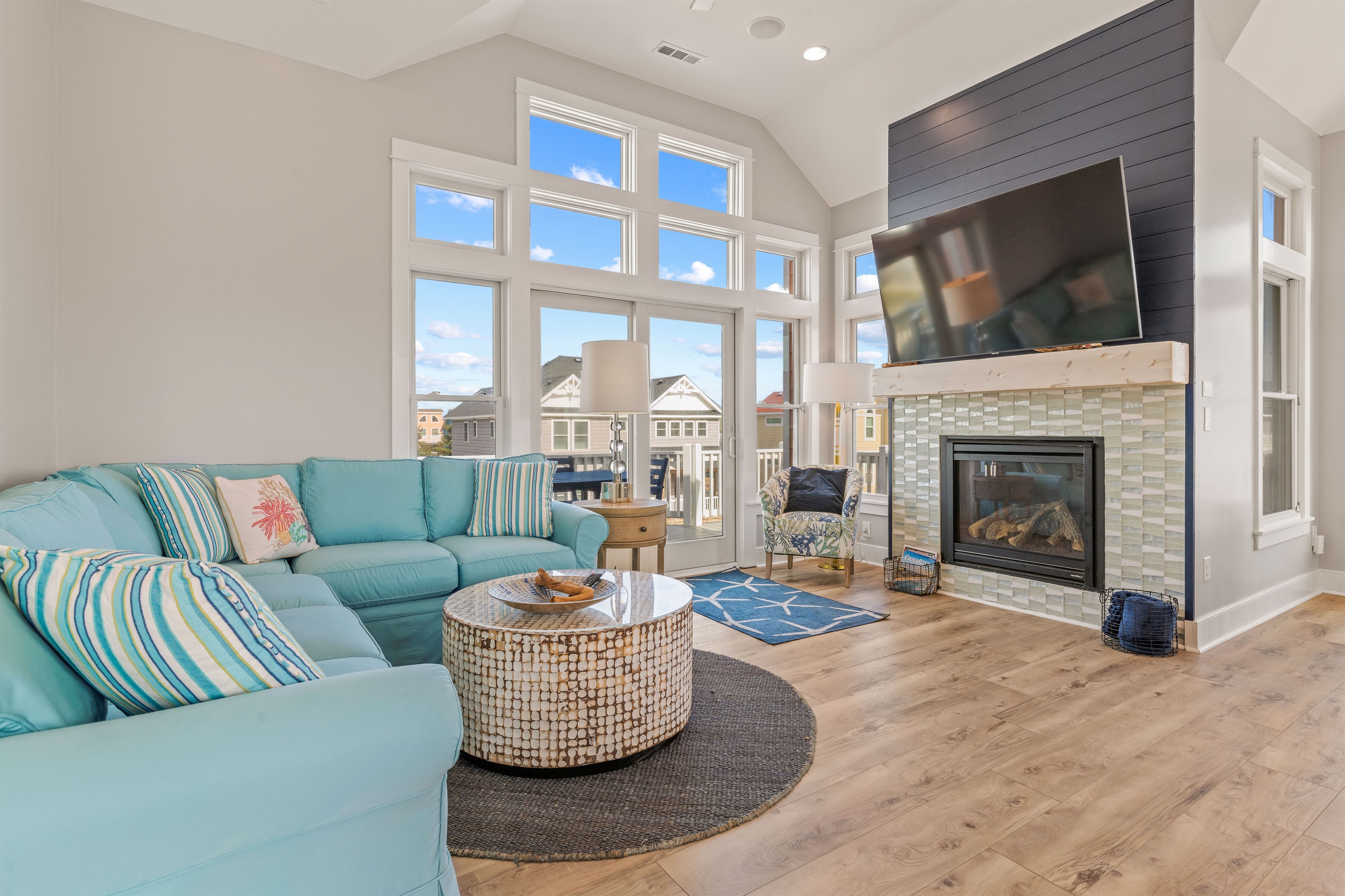 Samsung Smart TV, fireplace not for guest use