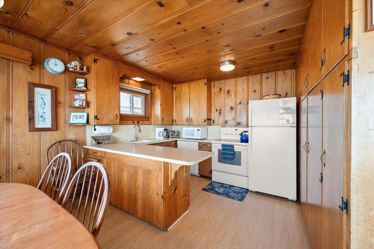 Open kitchen to dining area