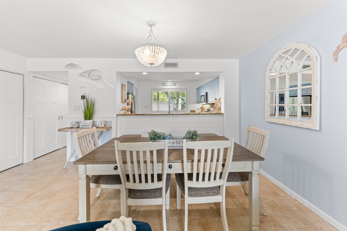 Dining Area with seating for 6