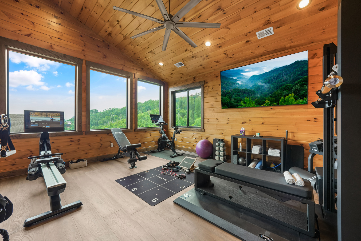 💪 Mountain View Home Gym – Stay active while enjoying the scenery in the private gym with large windows & views. Featuring a Peloton bike, OxeFit, Nordic row machine, free weights & XL TV, it’s the perfect place to energize your morning or unwind.