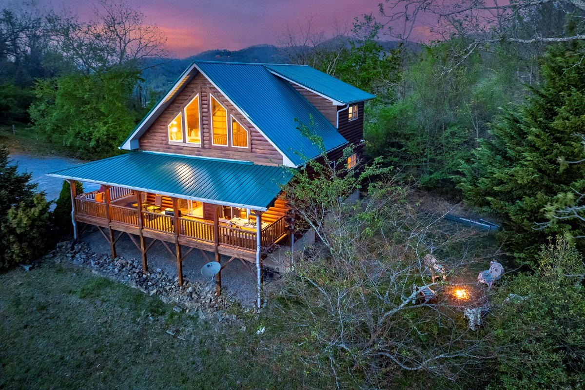 Exterior Retreat: Experience breathtaking mountain views from the spacious deck—your adventure awaits!