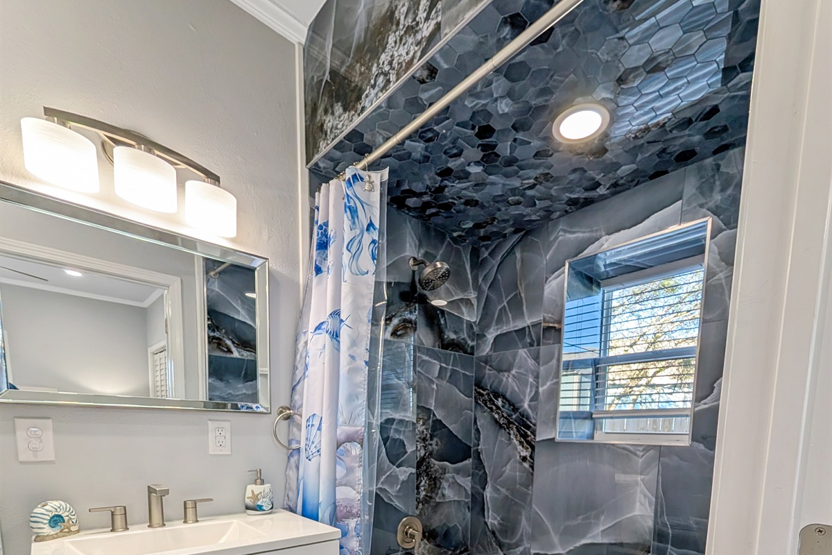 The En Suite bathroom has a tub shower combo