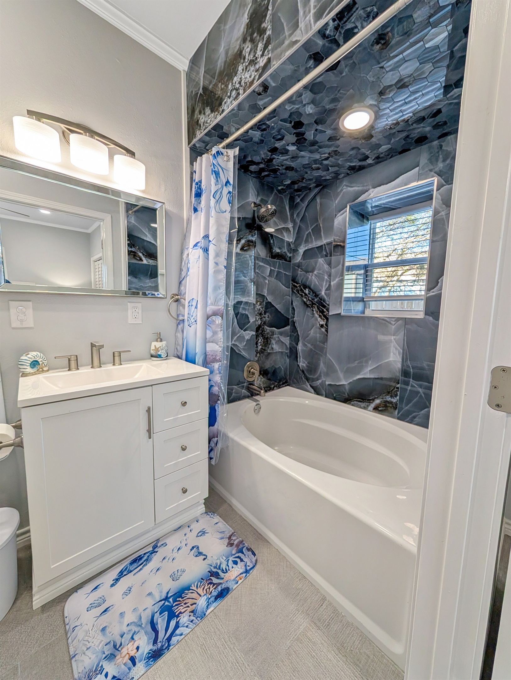 The En Suite bathroom has a tub shower combo