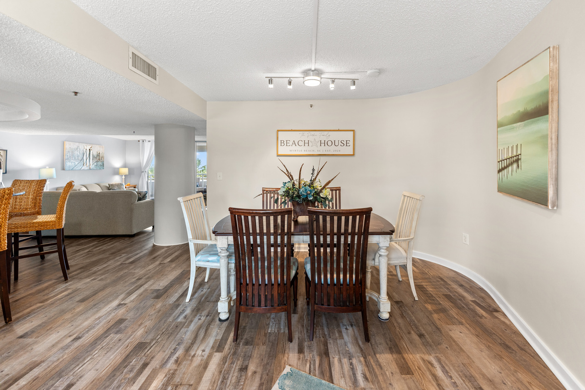 Dining Area with seating for 6