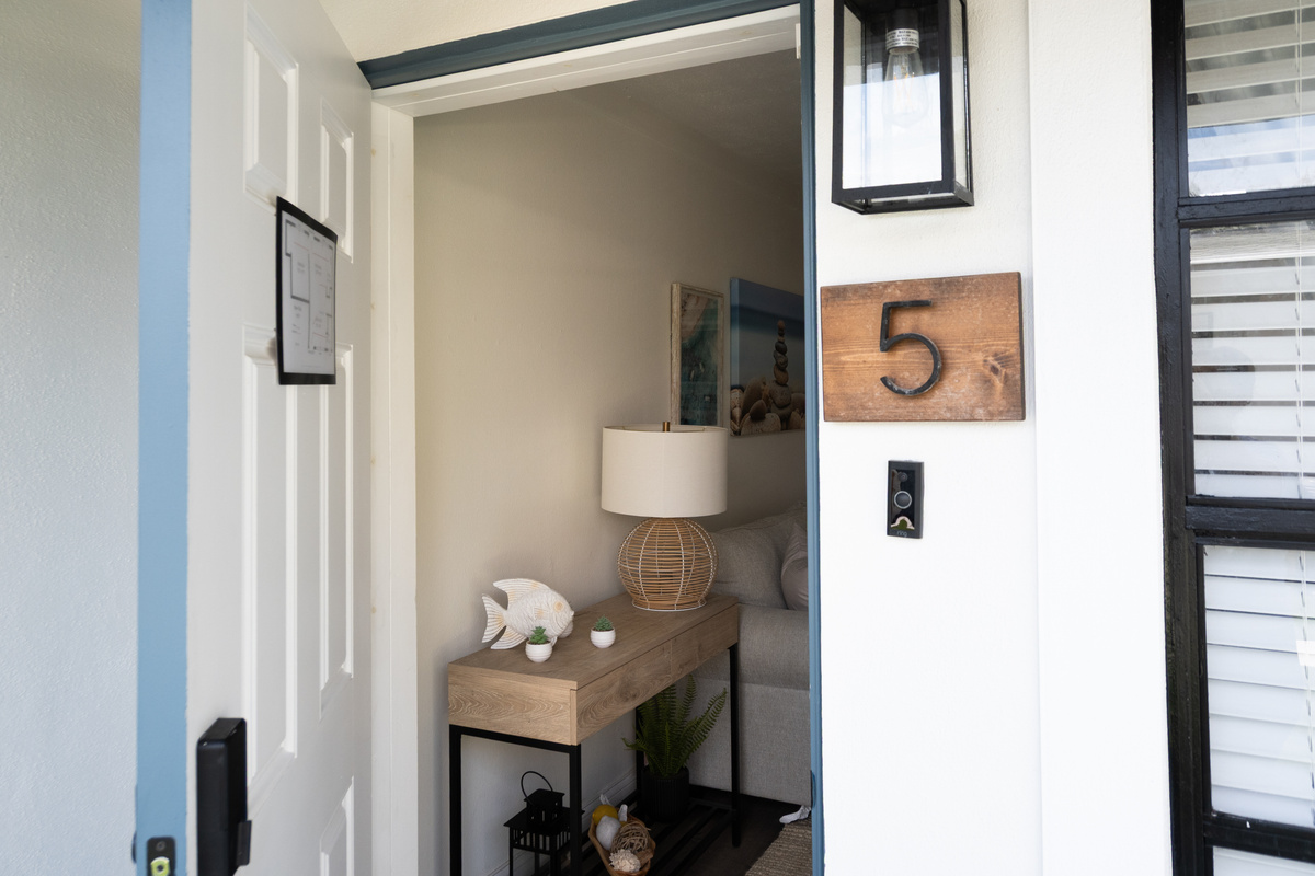 1BR – Private entrance to Unit 5 at Palm House