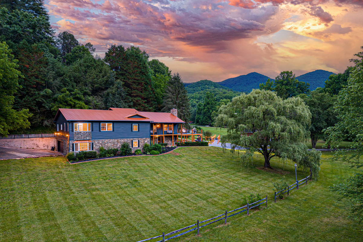 Stunning mountain views surround this spacious home, perfect for your getaway!