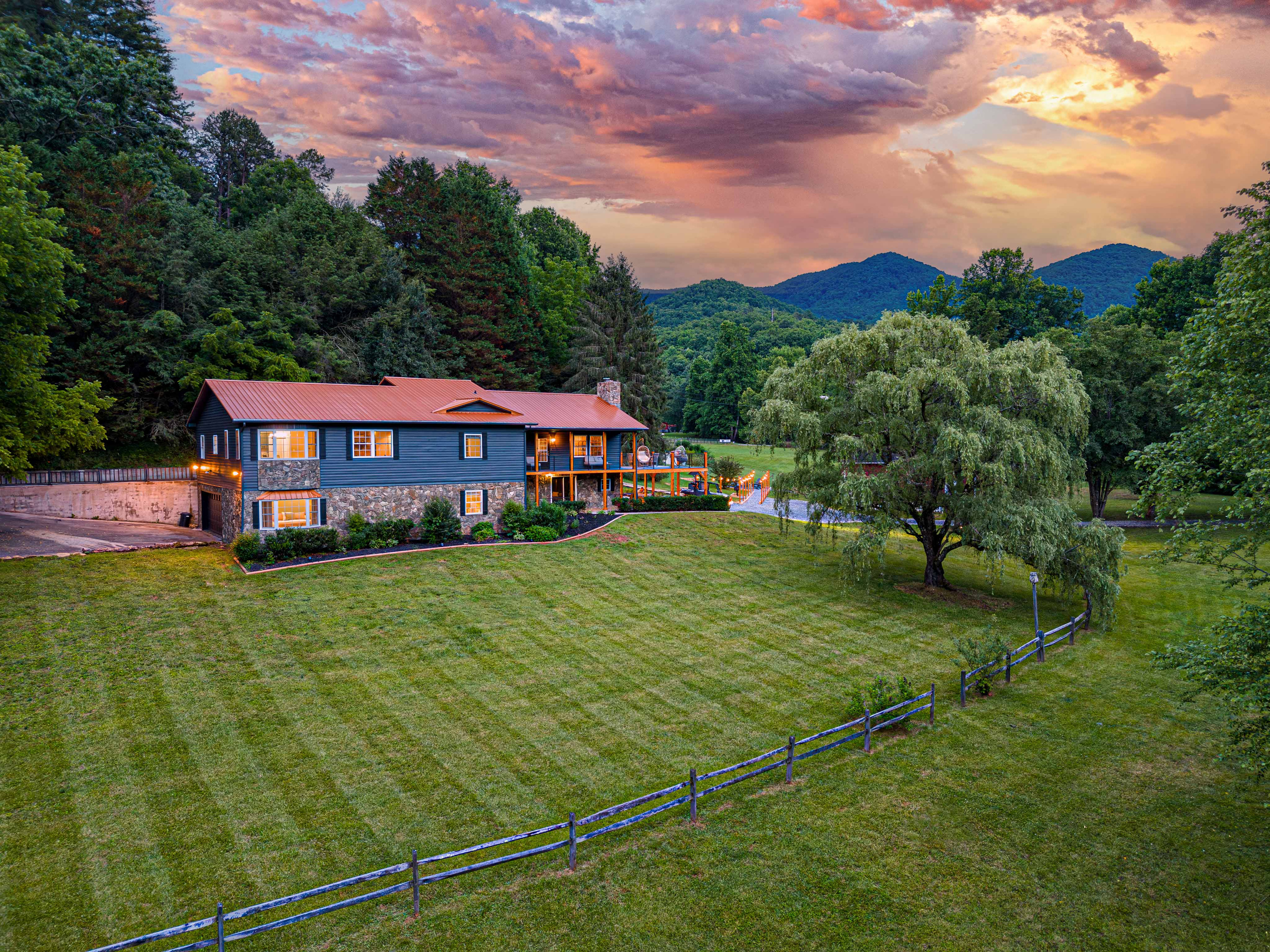 Stunning mountain views surround this spacious home, perfect for your getaway!