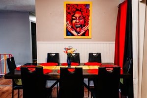 Bold Elegance: A Striking Dining Scene Where Black, Red, and Artistic Flair Converge 🖼️🍽️🔴⚫