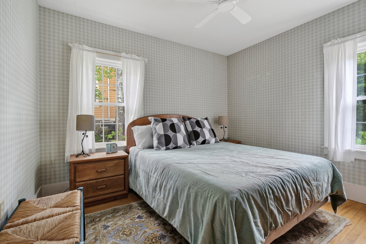 Second Bedroom - Queen Bed 