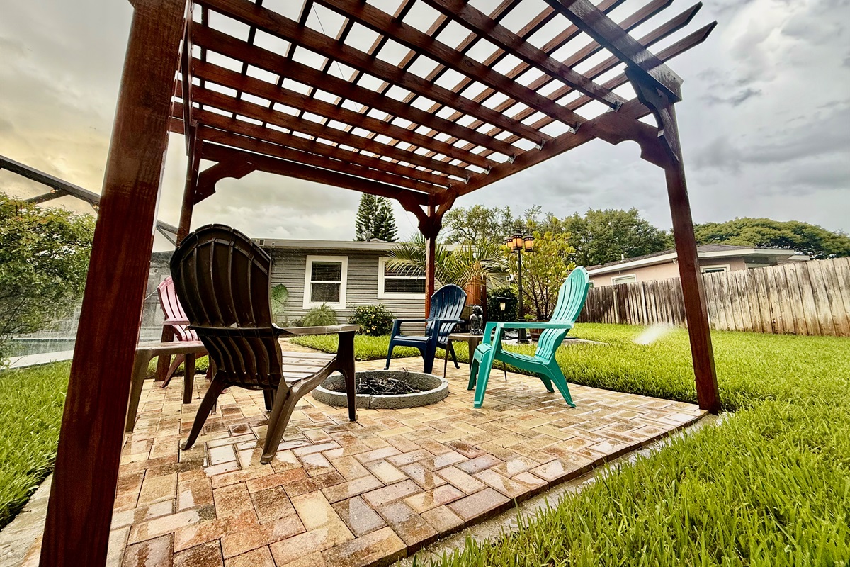 Whether it’s deep convos, laughter with friends, or quiet moments alone, this fire pit nook sets the mood for relaxation.