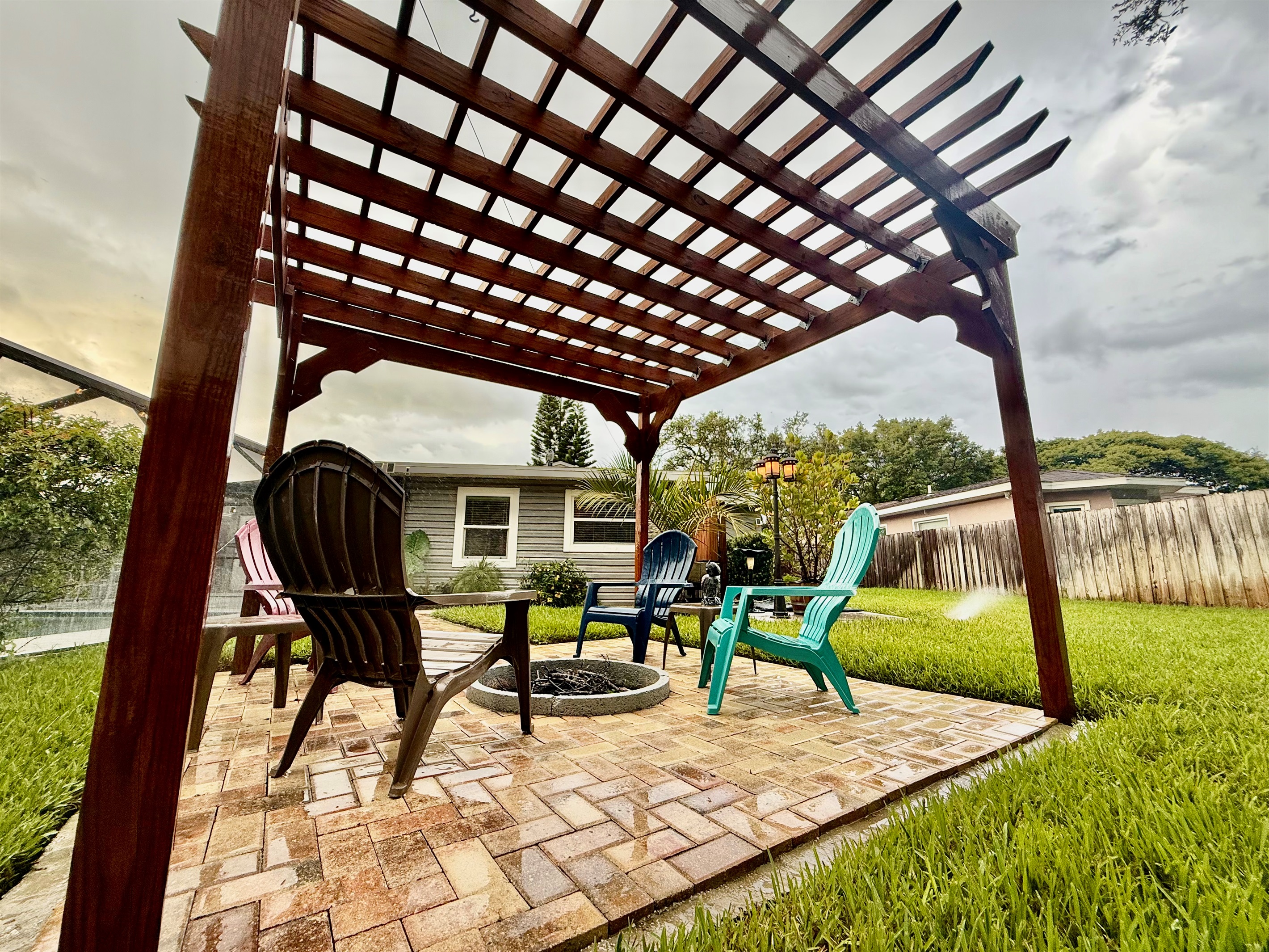 Whether it’s deep convos, laughter with friends, or quiet moments alone, this fire pit nook sets the mood for relaxation.