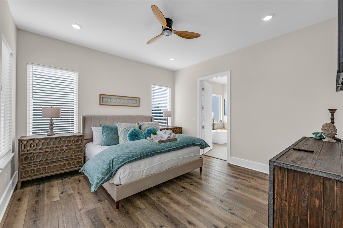 Costa Cristal Primary Bedroom: Primary bedroom on the first floor featuring a comfortable king bed.