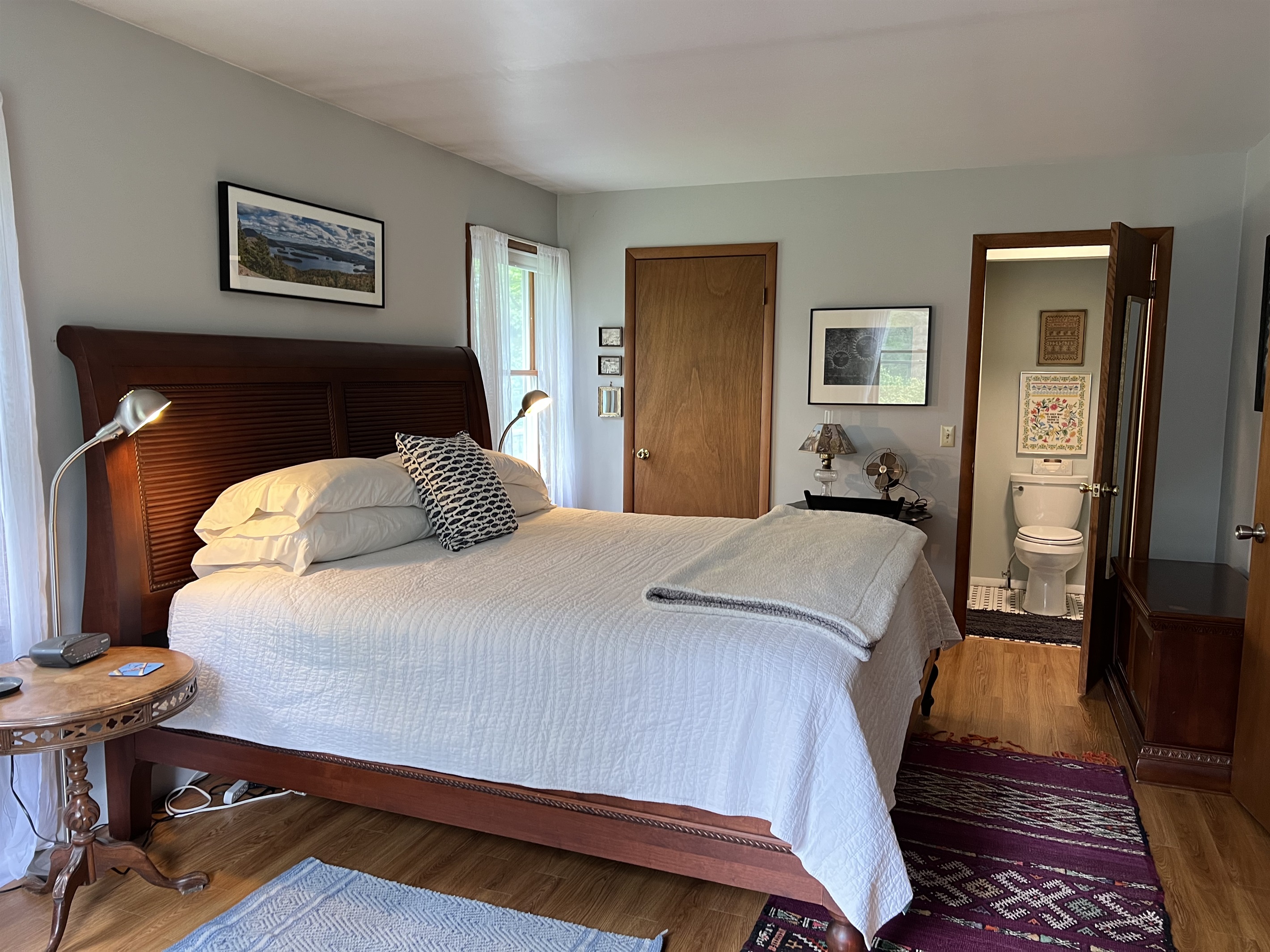 King bed with ensuite 1/2 bath