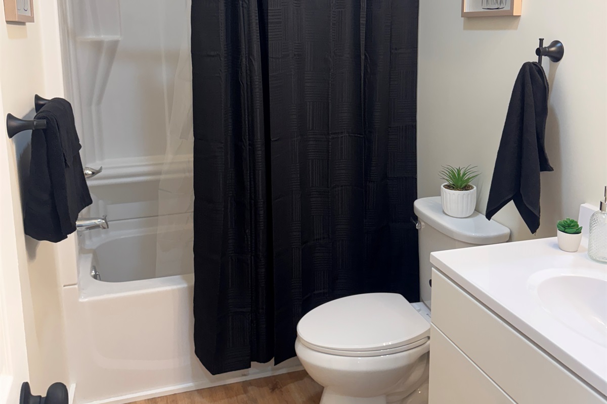 Bathroom with tub/shower