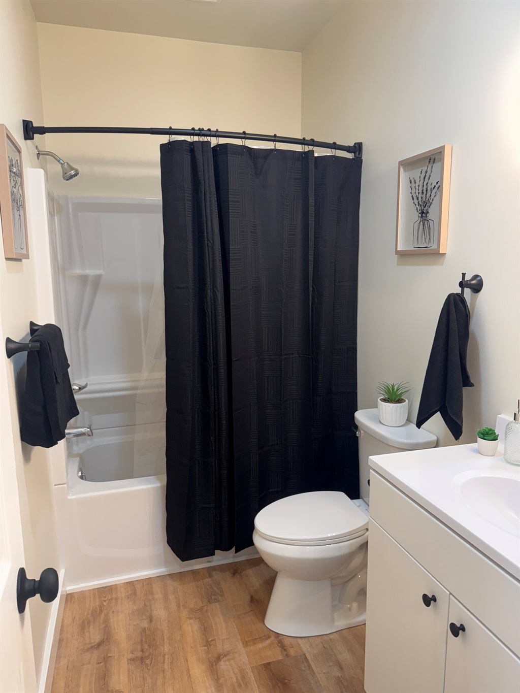 Bathroom with tub/shower