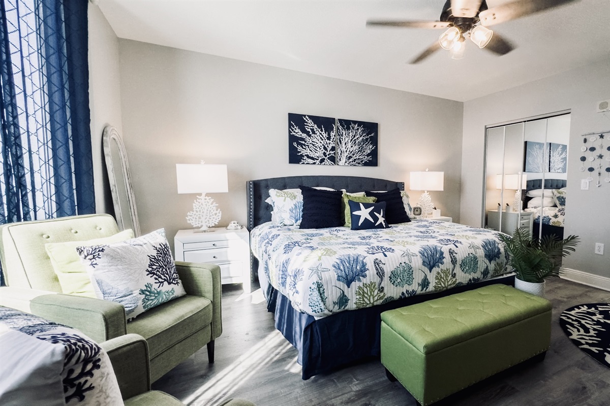 Master Suite, with vibrant décor, and King Size Bed!