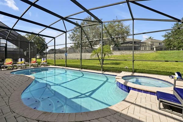 Private heated pool & spa – perfect day or night!