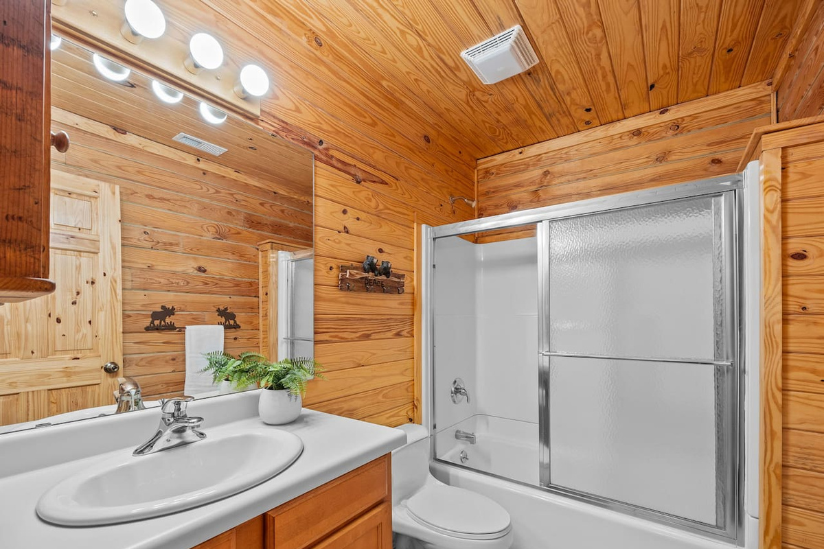 Primary bathroom en suite bathroom