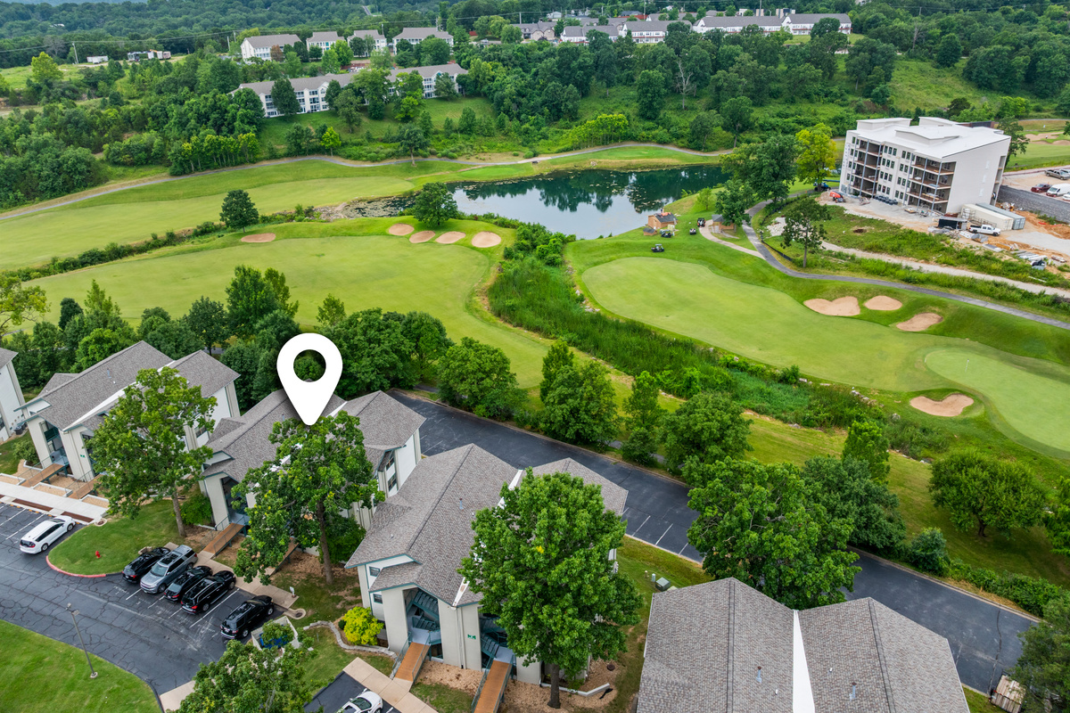 The map pin marks the condo building beside Thousand Hills Golf Course.