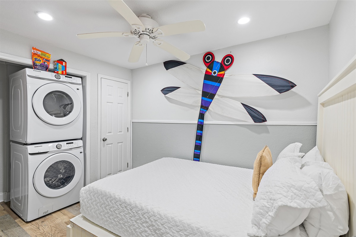 Guest Room 3 (Level 1): QUEEN bed, Smart TV, access to Updated Bathroom with Walk In Shower (Sleeps 2)