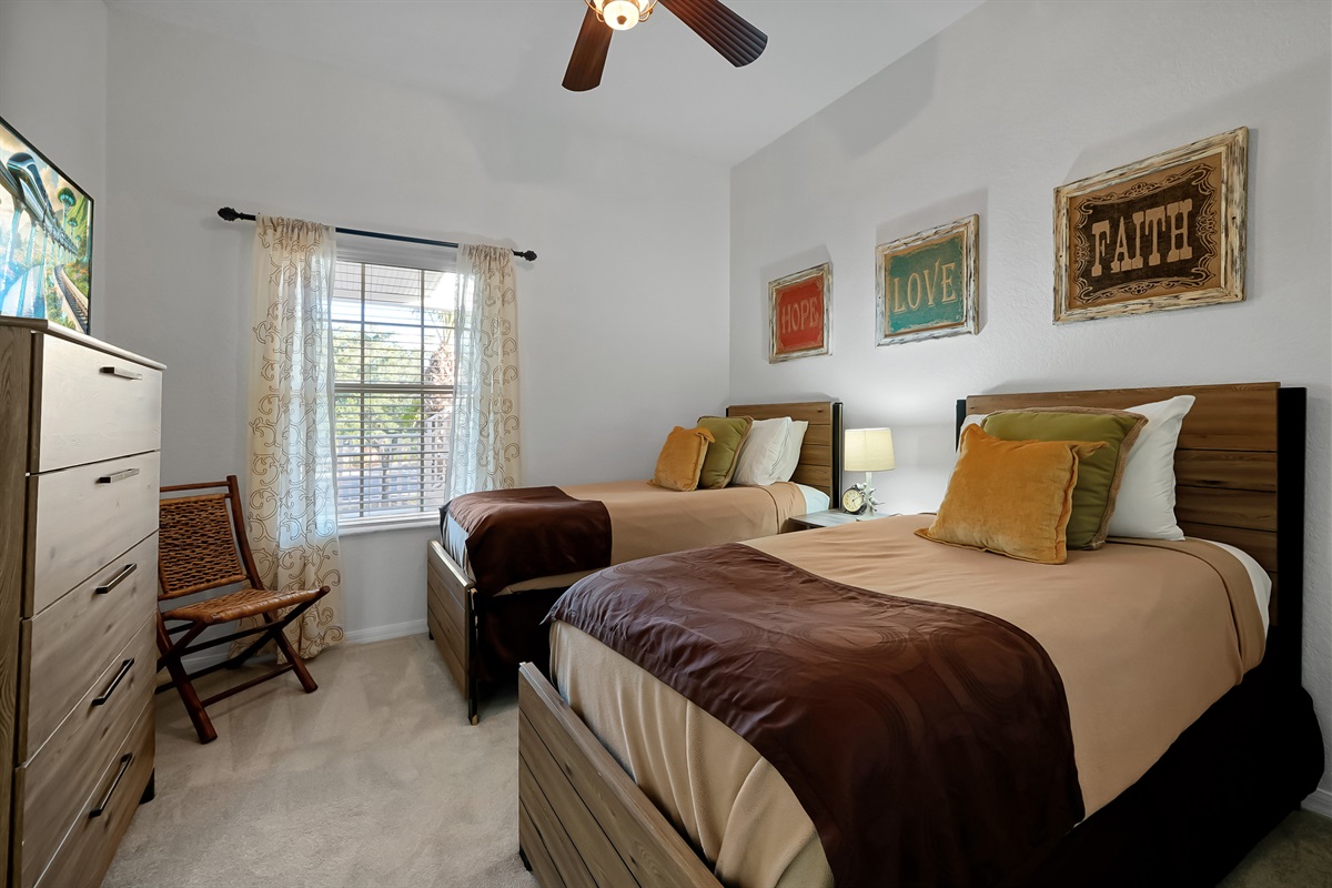 Guest twin bedroom - 2 beds