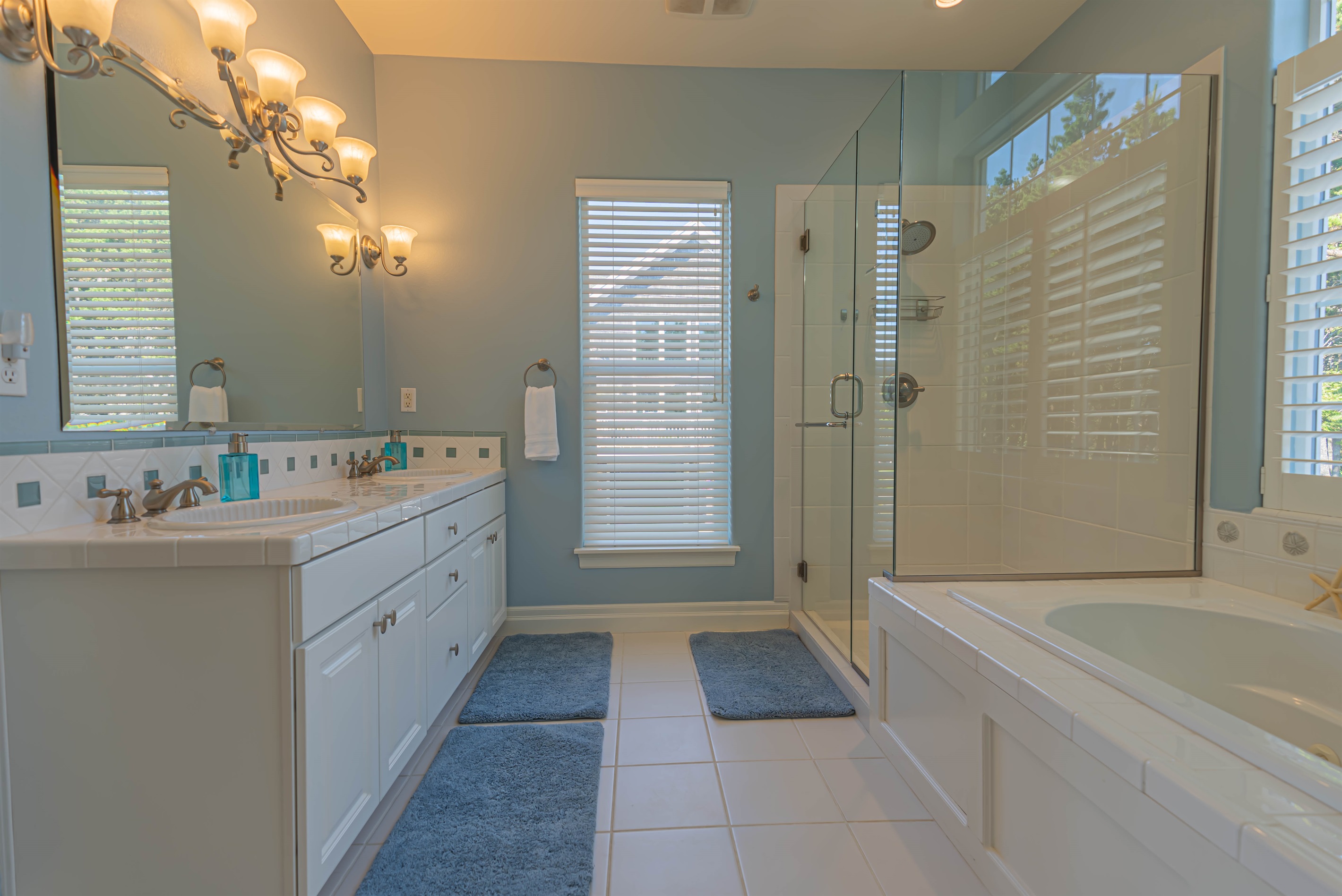 5 piece ensuite off master bedroom.