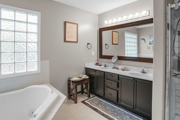 Master Suite Bath, Soaking Tub, Double Sinks