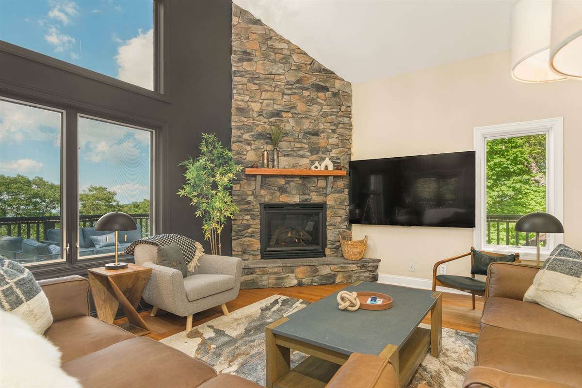 Mid-century lines meet mountain warmth in this window-wrapped living space with immersive views