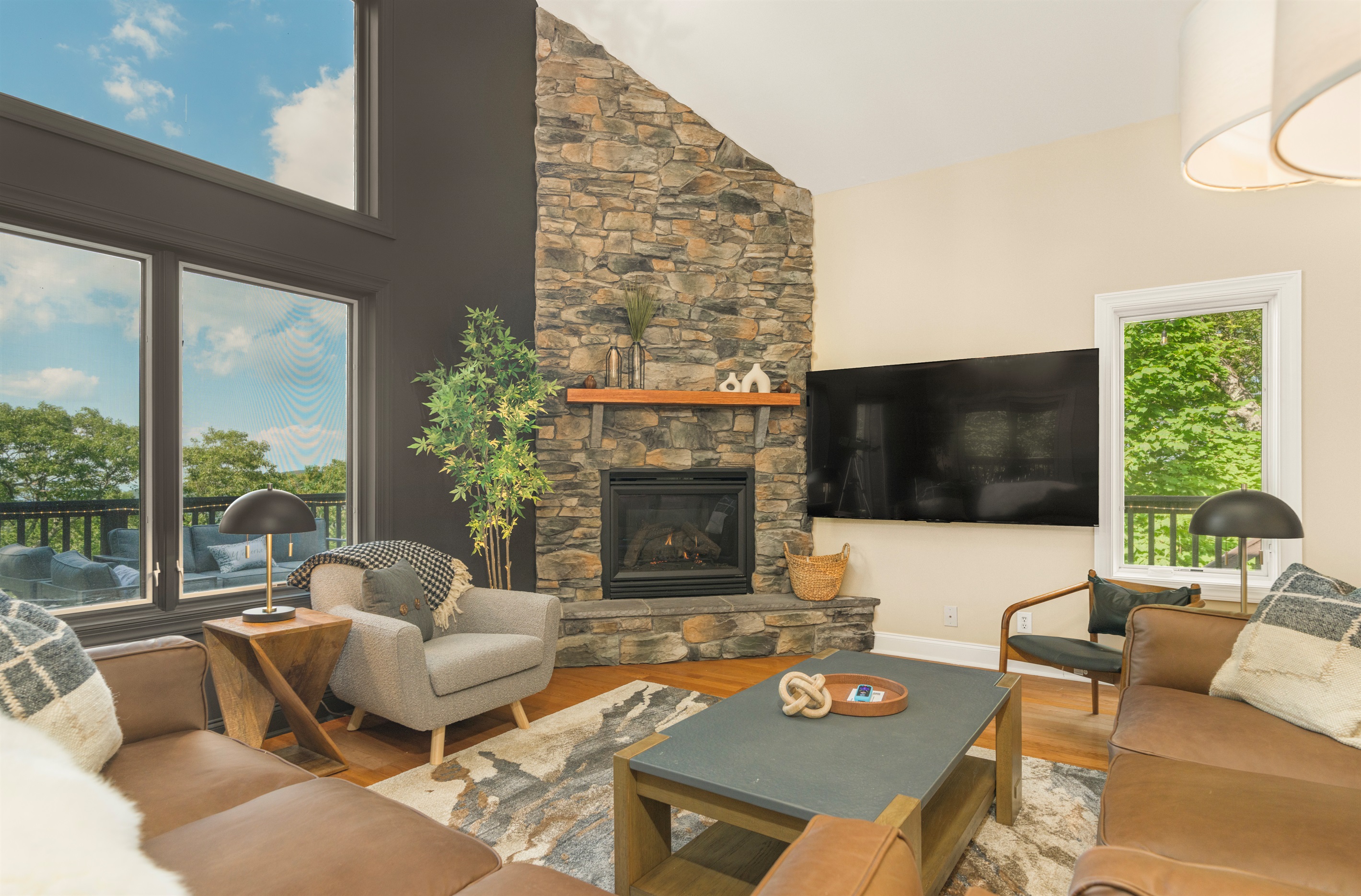 Mid-century lines meet mountain warmth in this window-wrapped living space with immersive views