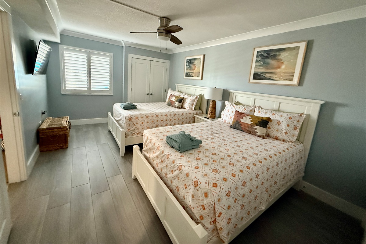 Guest Bedroom w/Two Full Beds, En Suite Bath and Smart TV