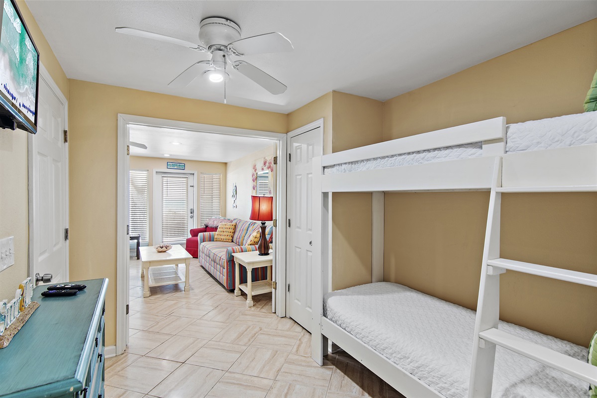 (Level 1): TWIN/TWIN BUNK beds, Smart TV