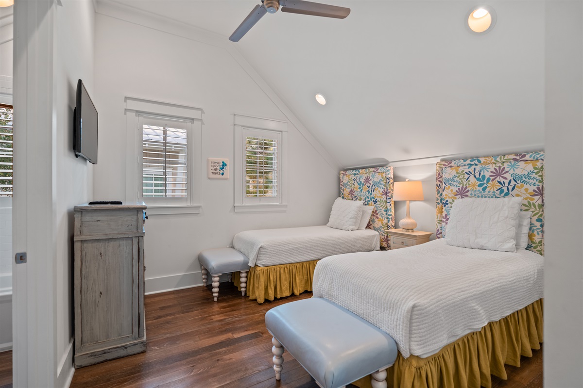 Upstairs guest room with twin beds, ensuite bathroom, closet and TV. 