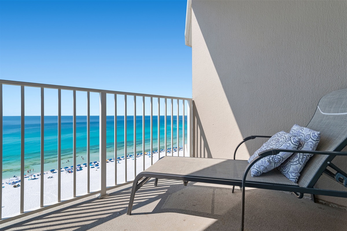Stunning views from this 8th Floor, Corner-Unit Condo! The perfect place to enjoy your morning coffee or a cold afternoon beverage.